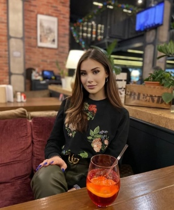 Нежная фея с горячим темпераментом и изысканными формами ищет щедрого кавалера для приятного времяпрепровождения. Позволь себе немного роскоши! 2409, 20 лет